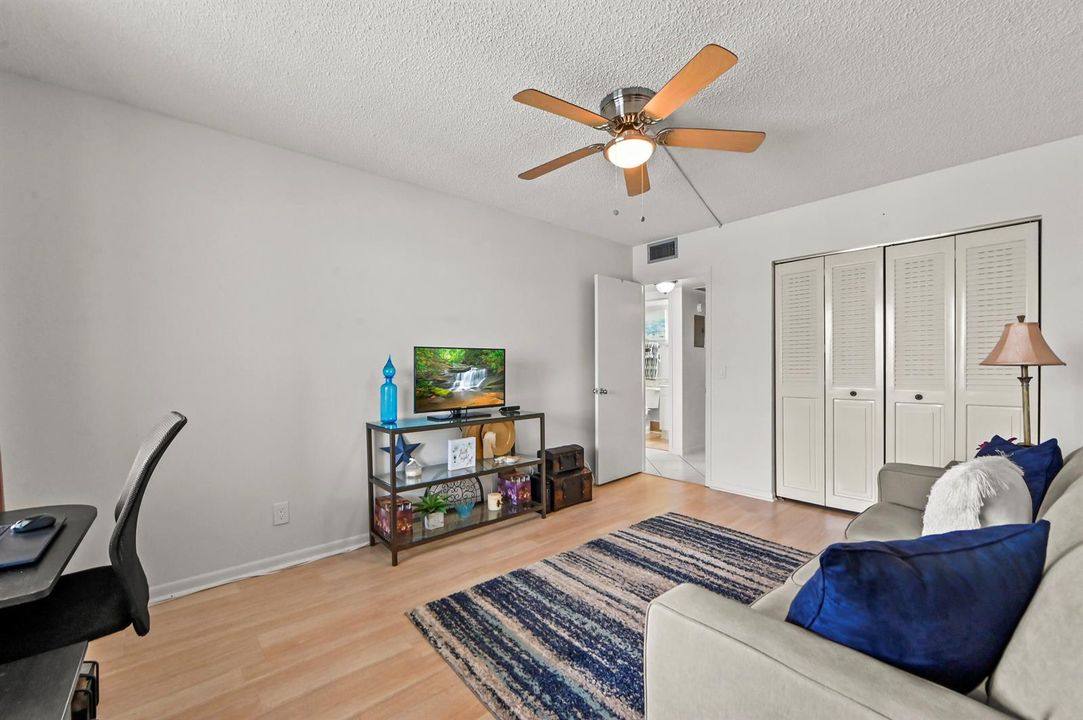 15 Bedroom 02