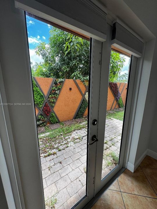 For Rent: $3,200 (3 beds, 2 baths, 1735 Square Feet)