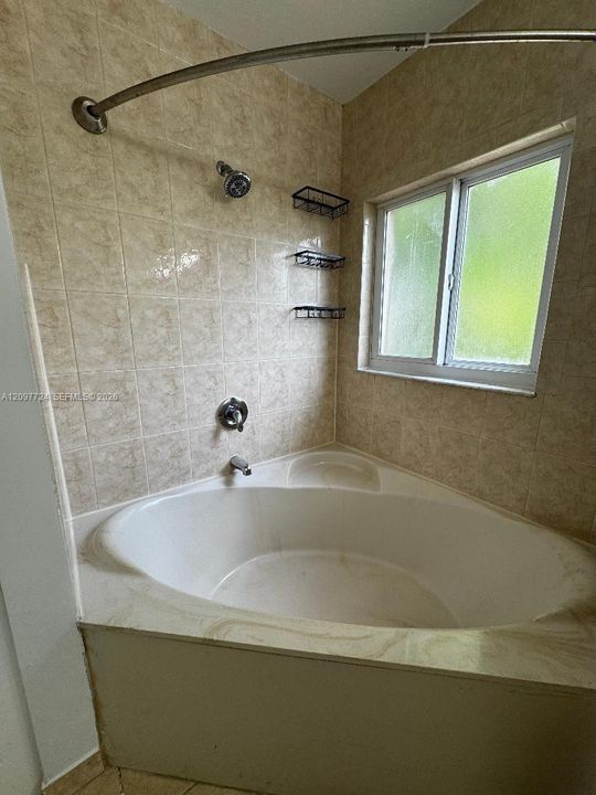 For Rent: $3,200 (3 beds, 2 baths, 1735 Square Feet)