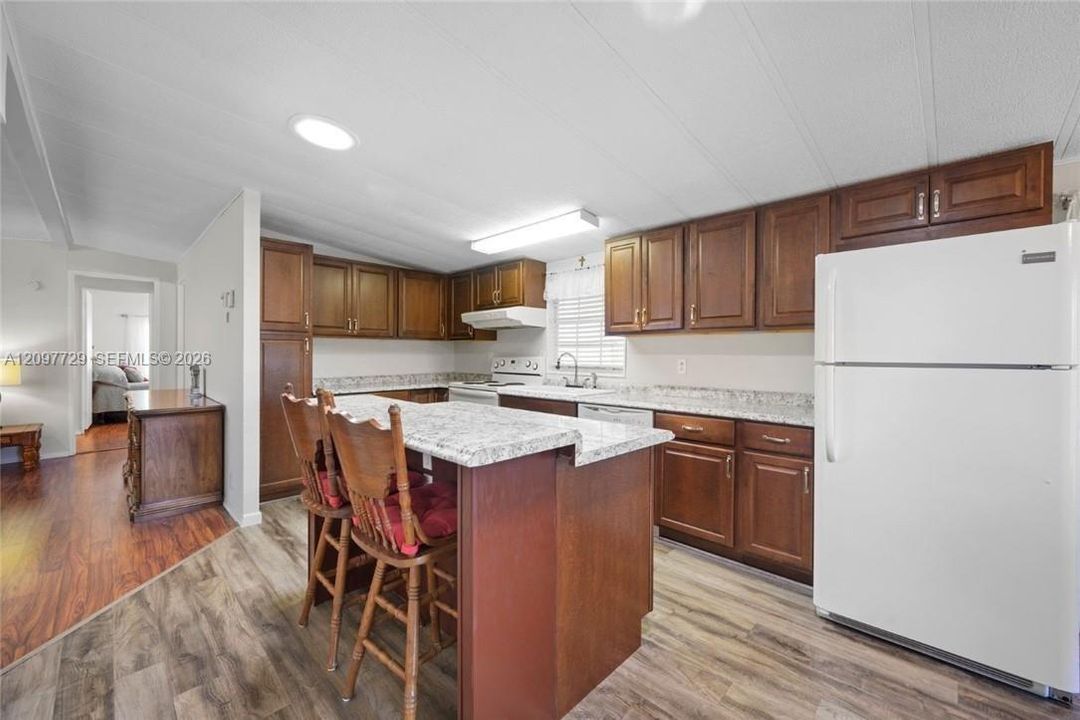 En Venta: $370,000 (4 camas, 2 baños, 1296 Pies cuadrados)