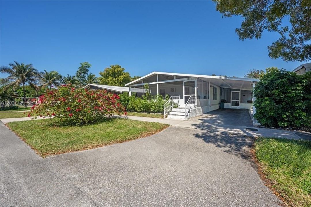 En Venta: $370,000 (4 camas, 2 baños, 1296 Pies cuadrados)