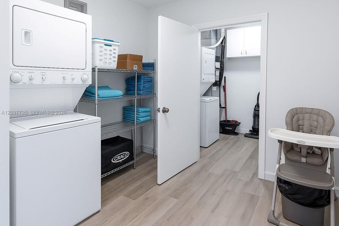 Both units communicate through the laundry room and the pool area.