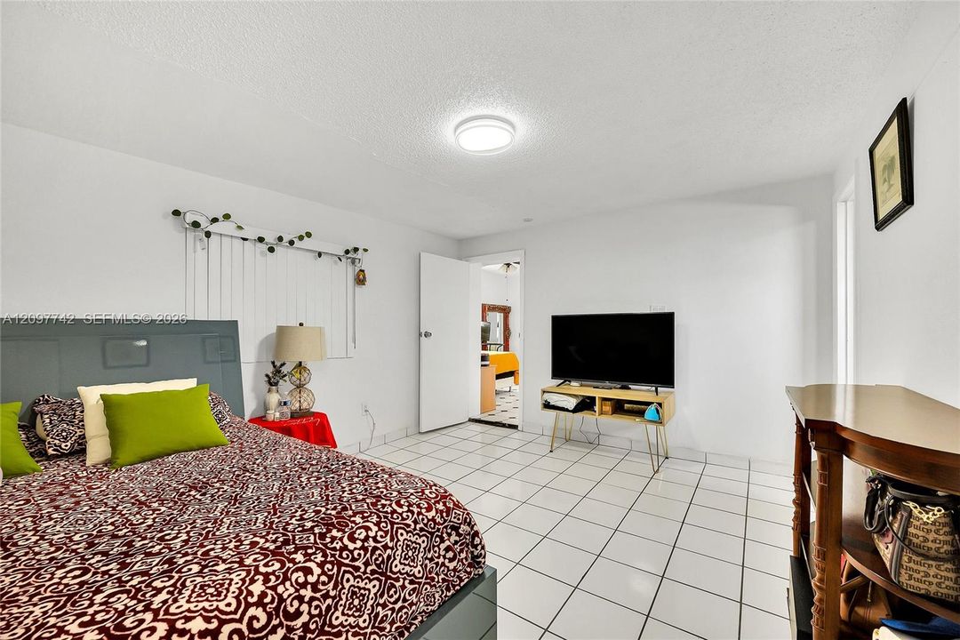For Rent: $2,650 (2 beds, 2 baths, 1250 Square Feet)