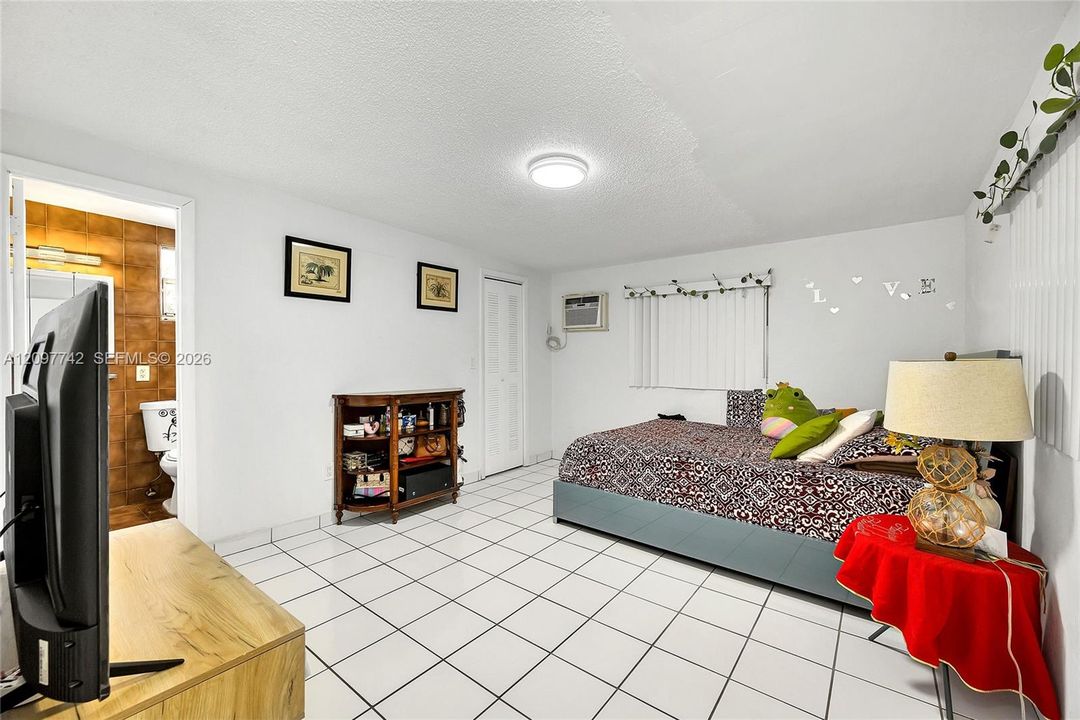 For Rent: $2,650 (2 beds, 2 baths, 1250 Square Feet)