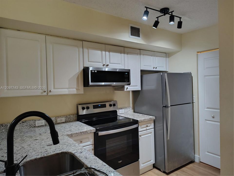 For Rent: $2,300 (2 beds, 2 baths, 1065 Square Feet)