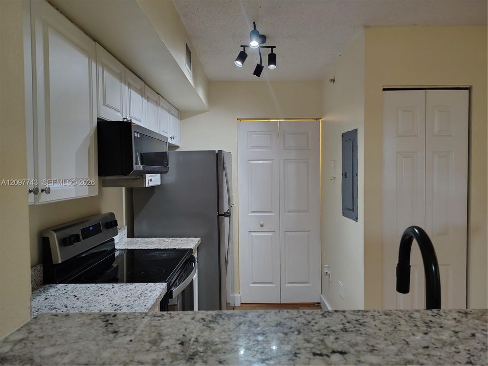 For Rent: $2,300 (2 beds, 2 baths, 1065 Square Feet)