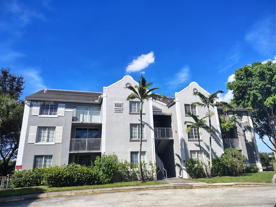 For Rent: $2,300 (2 beds, 2 baths, 1065 Square Feet)