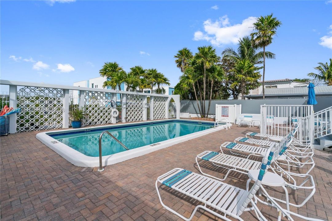 For Rent: $2,100 (0 beds, 1 baths, 348 Square Feet)