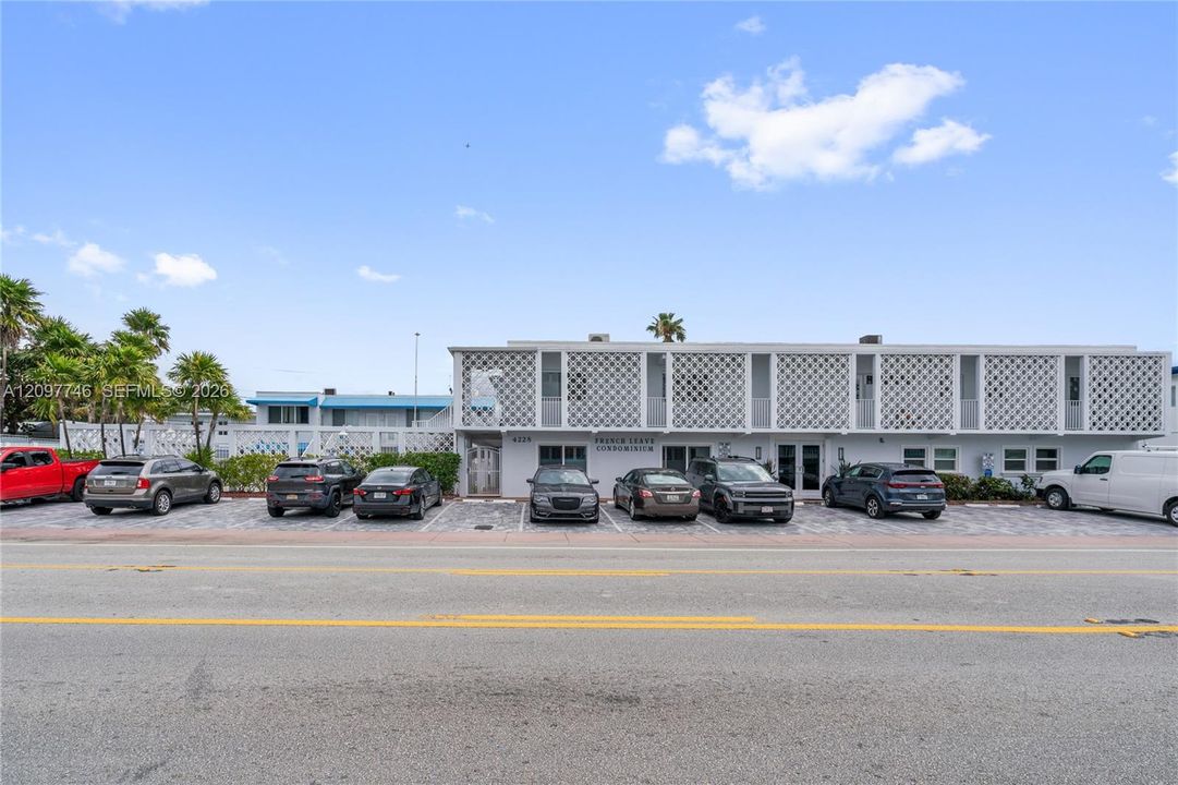For Rent: $2,100 (0 beds, 1 baths, 348 Square Feet)