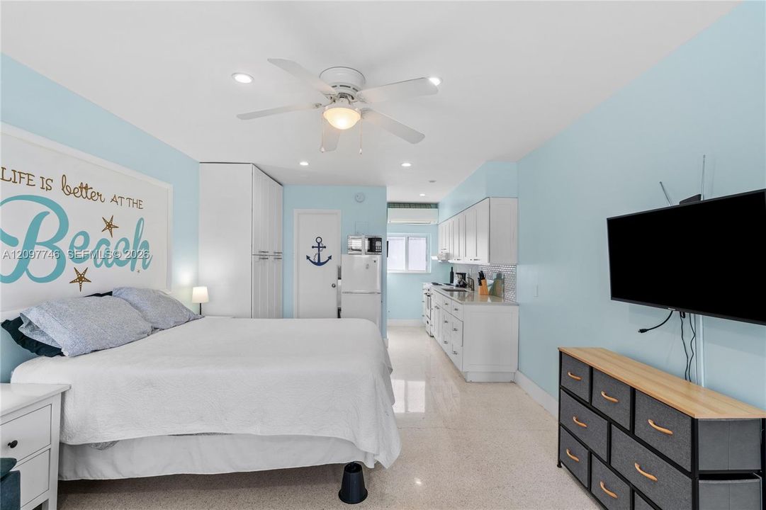 For Rent: $2,100 (0 beds, 1 baths, 348 Square Feet)