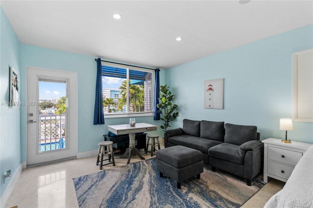 For Rent: $2,100 (0 beds, 1 baths, 348 Square Feet)