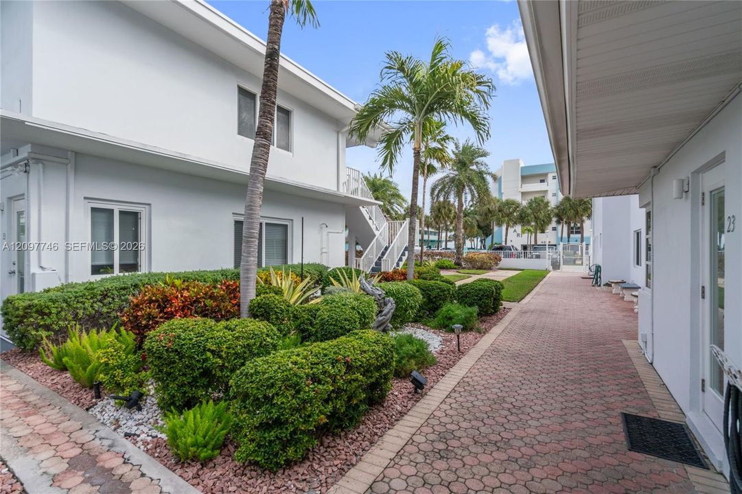 For Rent: $2,100 (0 beds, 1 baths, 348 Square Feet)