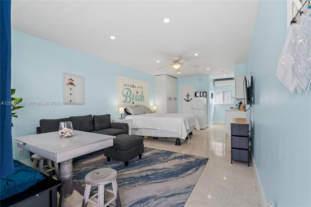 For Rent: $2,100 (0 beds, 1 baths, 348 Square Feet)
