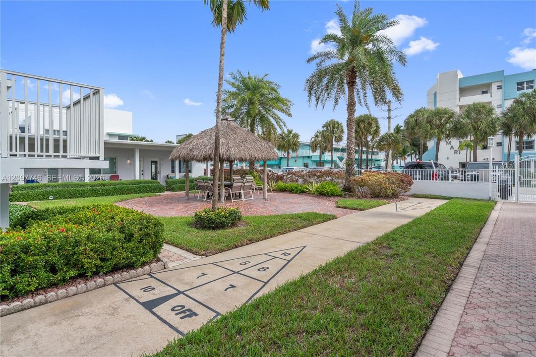 For Rent: $2,100 (0 beds, 1 baths, 348 Square Feet)