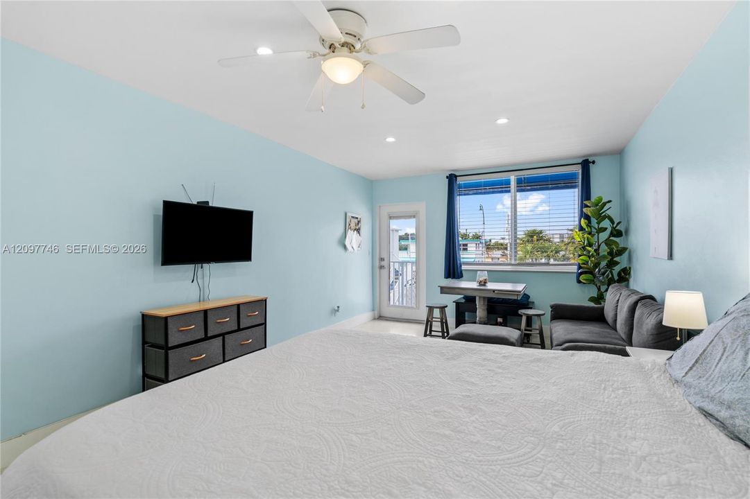 For Rent: $2,100 (0 beds, 1 baths, 348 Square Feet)
