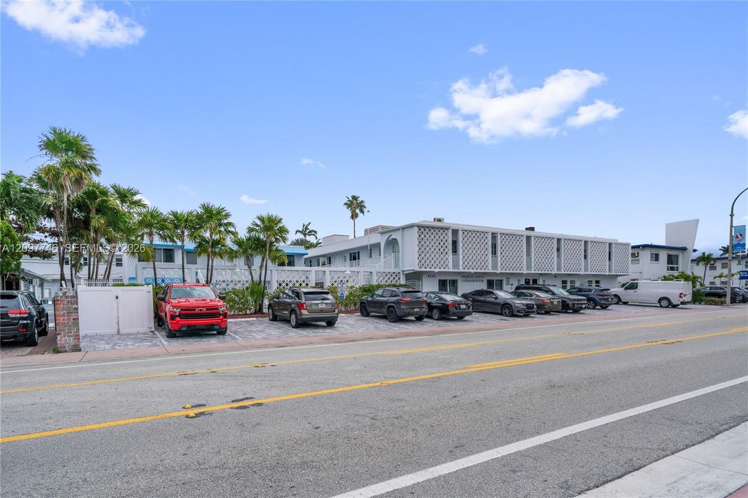 For Rent: $2,100 (0 beds, 1 baths, 348 Square Feet)