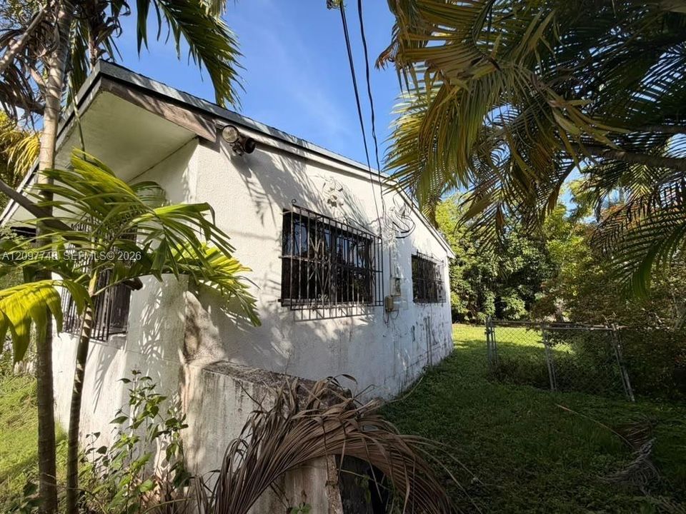 For Sale: $850,000 (3 beds, 2 baths, 1981 Square Feet)