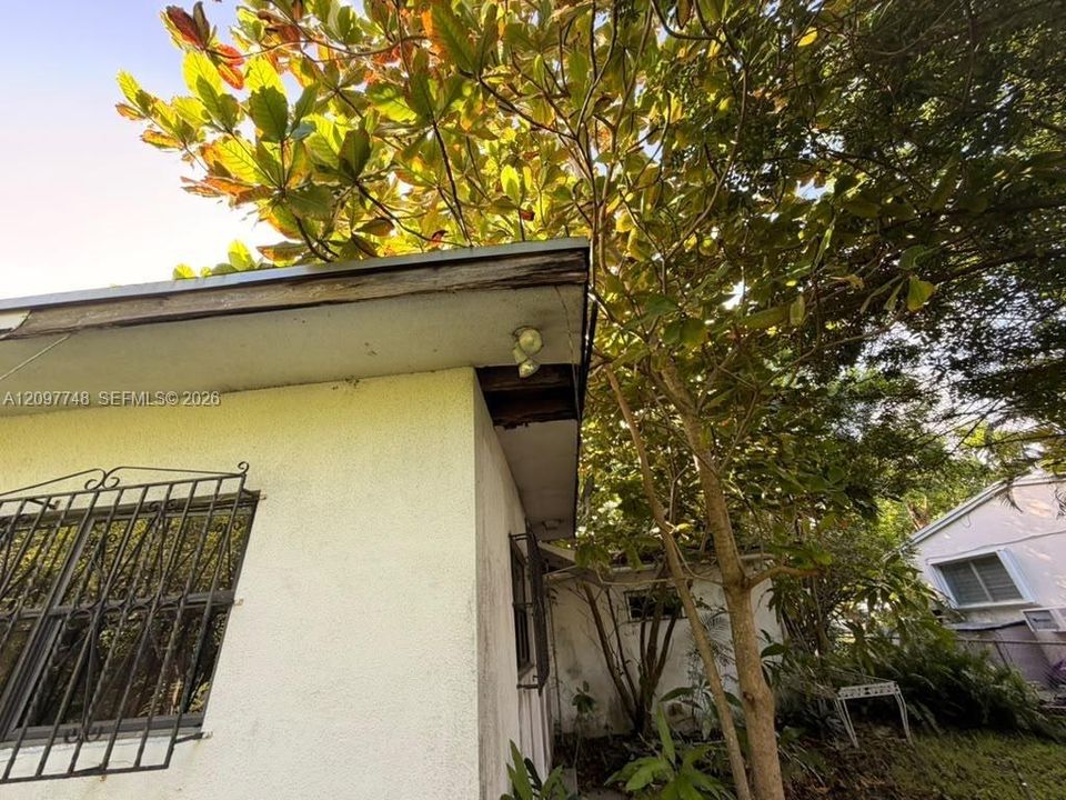 For Sale: $850,000 (3 beds, 2 baths, 1981 Square Feet)