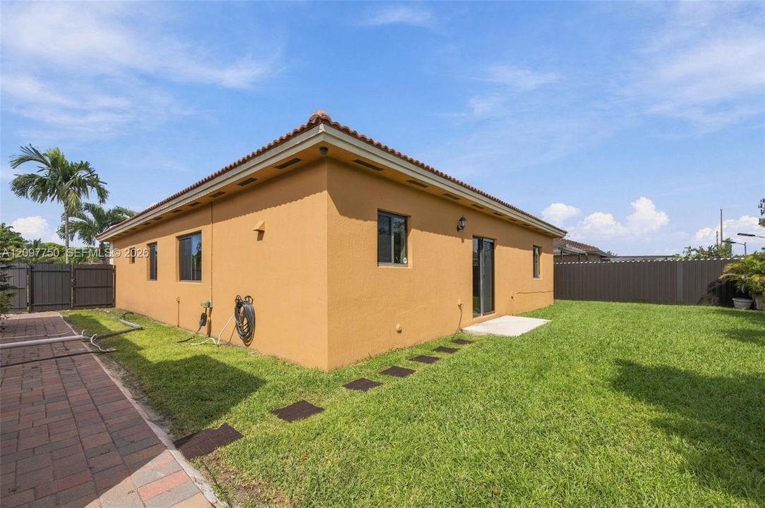 На продажу: $605,000 (4 спален, 2 ванн, 1597 Квадратных фут)