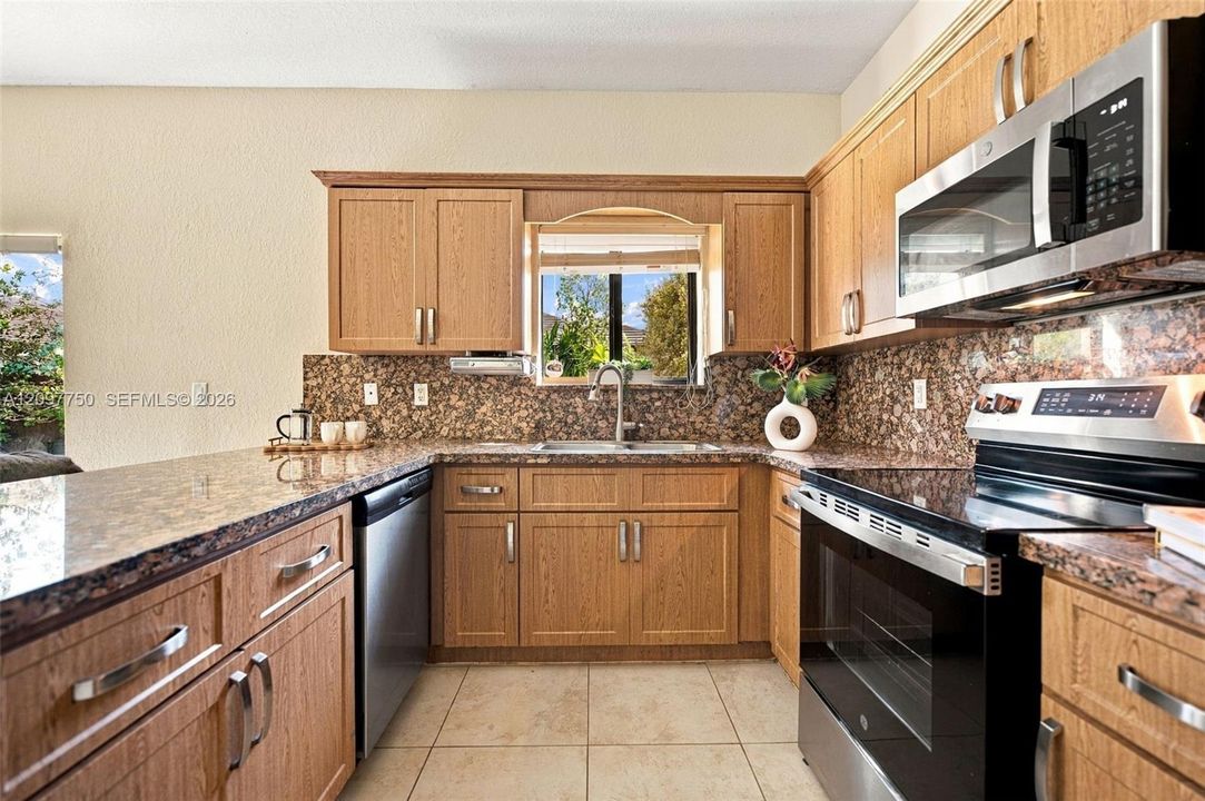 На продажу: $605,000 (4 спален, 2 ванн, 1597 Квадратных фут)
