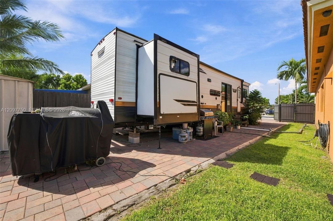 На продажу: $605,000 (4 спален, 2 ванн, 1597 Квадратных фут)