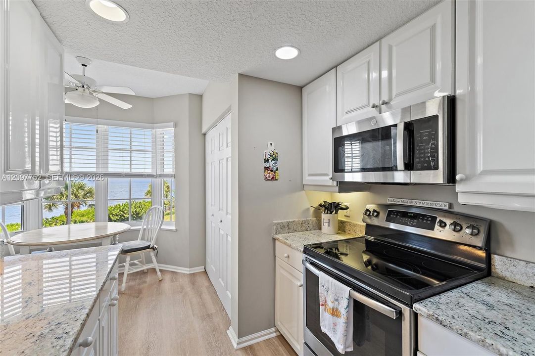 For Sale: $625,000 (2 beds, 2 baths, 1204 Square Feet)