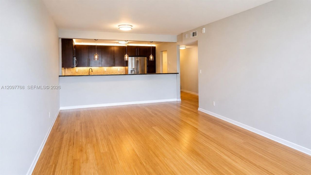 En Renta: $2,400 (1 camas, 1 baños, 1000 Pies cuadrados)