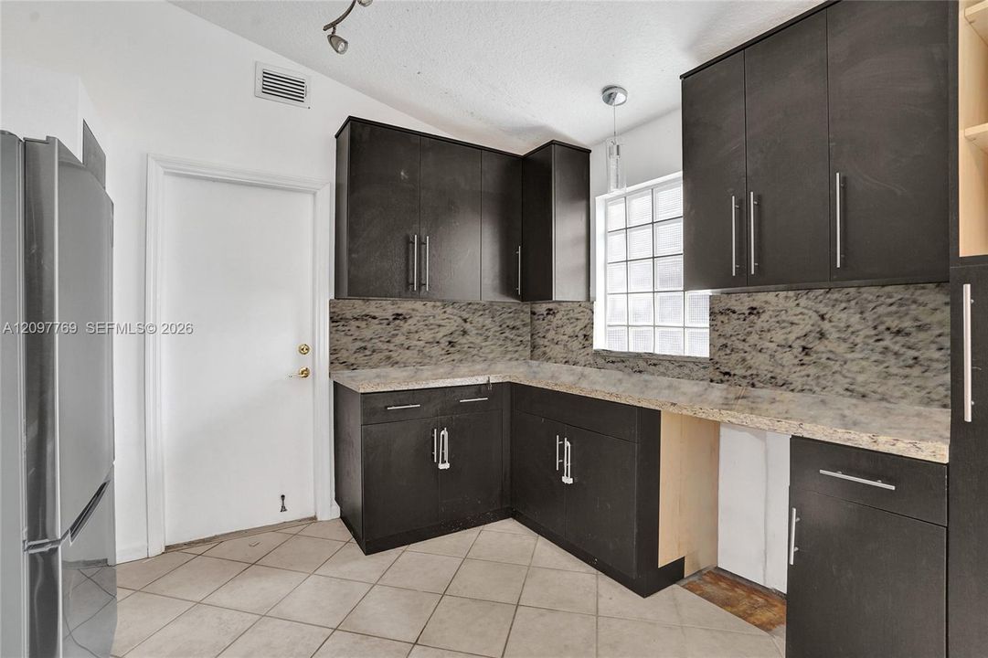 В аренду: $3,100 (3 спален, 2 ванн, 1576 Квадратных фут)