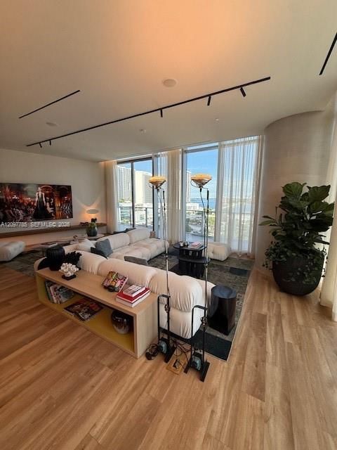 For Rent: $7,000 (2 beds, 2 baths, 1250 Square Feet)