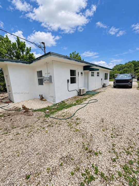 For Sale: $549,999 (2 beds, 2 baths, 1074 Square Feet)