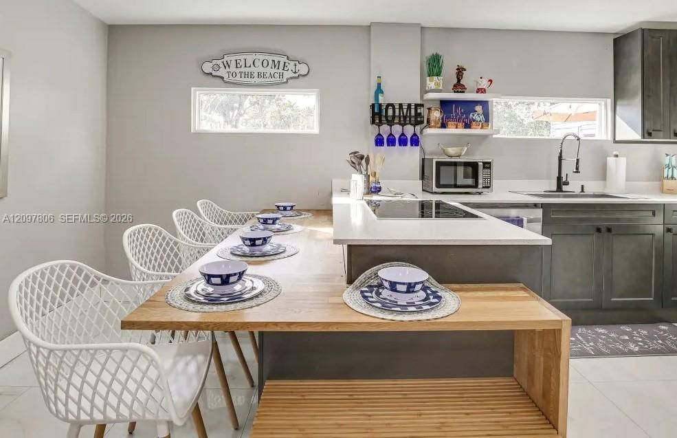For Rent: $3,100 (2 beds, 2 baths, 695 Square Feet)