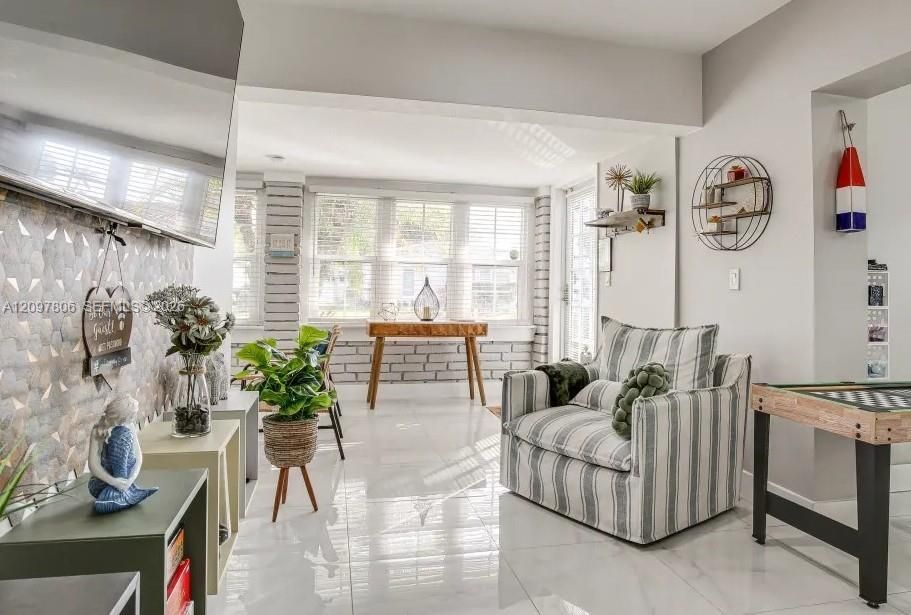 For Rent: $3,100 (2 beds, 2 baths, 695 Square Feet)