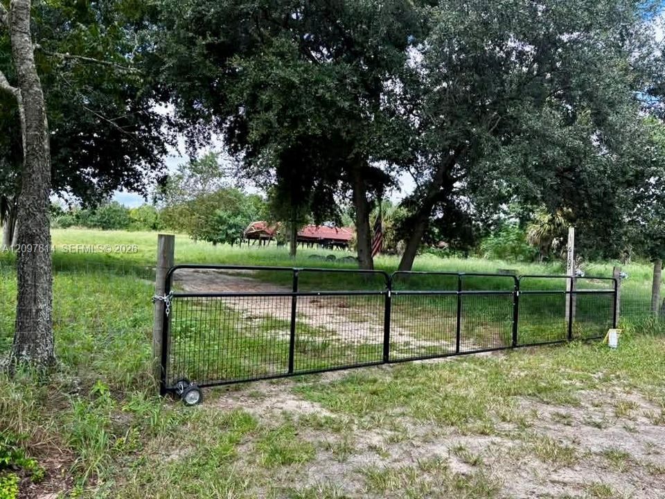 На продажу: $235,000 (5.02 acres)