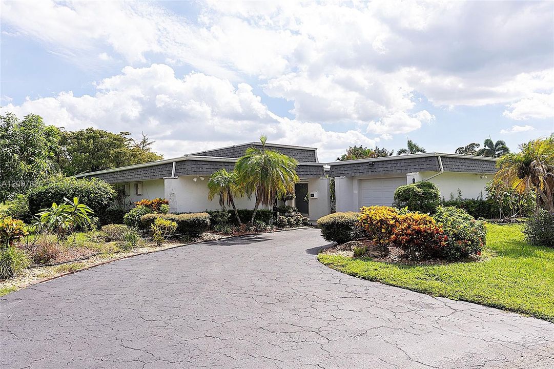 For Sale: $650,000 (4 beds, 2 baths, 2053 Square Feet)