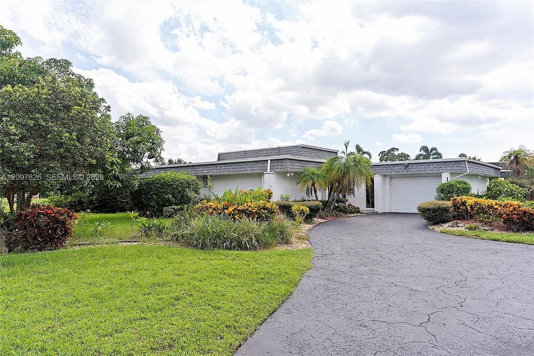 For Sale: $650,000 (4 beds, 2 baths, 2053 Square Feet)