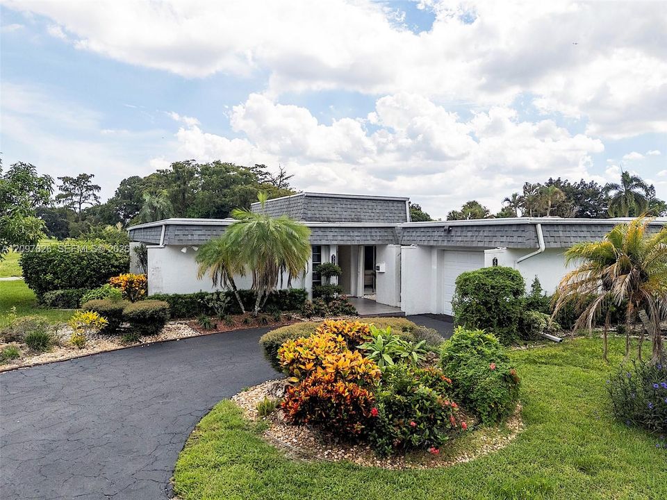 For Sale: $650,000 (4 beds, 2 baths, 2053 Square Feet)