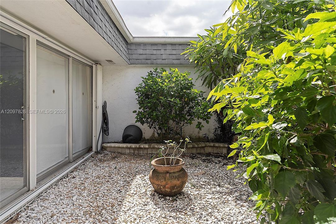 For Sale: $650,000 (4 beds, 2 baths, 2053 Square Feet)
