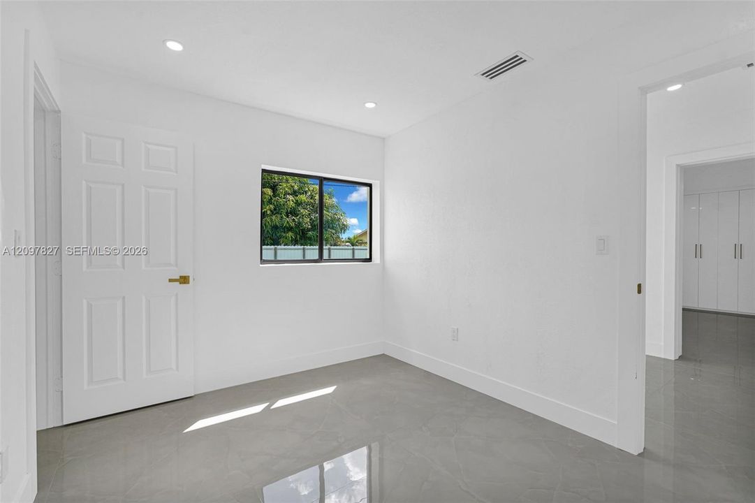 Recently Sold: $715,000 (5 beds, 4 baths, 1546 Square Feet)