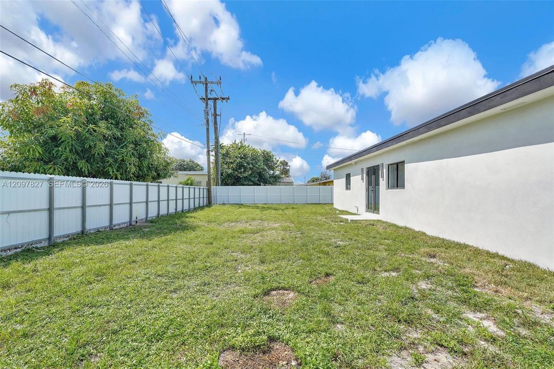 Recently Sold: $715,000 (5 beds, 4 baths, 1546 Square Feet)