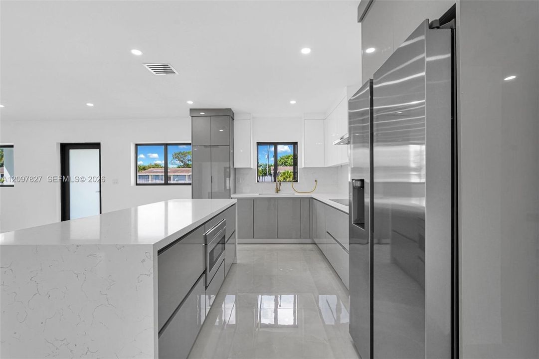 Recently Sold: $715,000 (5 beds, 4 baths, 1546 Square Feet)