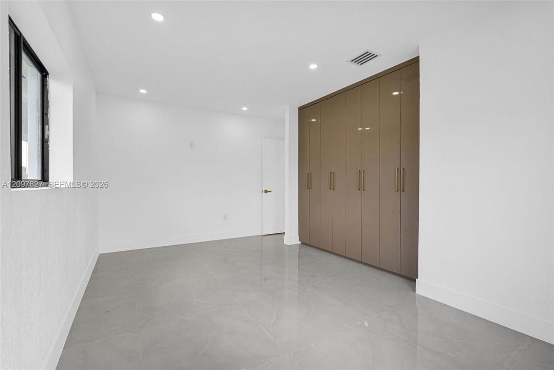 Recently Sold: $715,000 (5 beds, 4 baths, 1546 Square Feet)