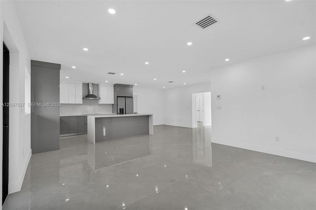 Recently Sold: $715,000 (5 beds, 4 baths, 1546 Square Feet)