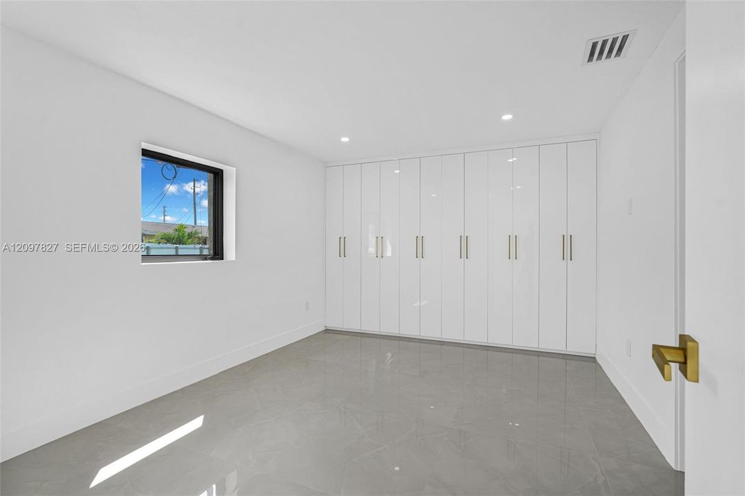Recently Sold: $715,000 (5 beds, 4 baths, 1546 Square Feet)