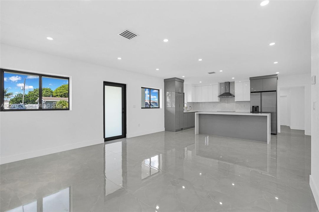 Recently Sold: $715,000 (5 beds, 4 baths, 1546 Square Feet)