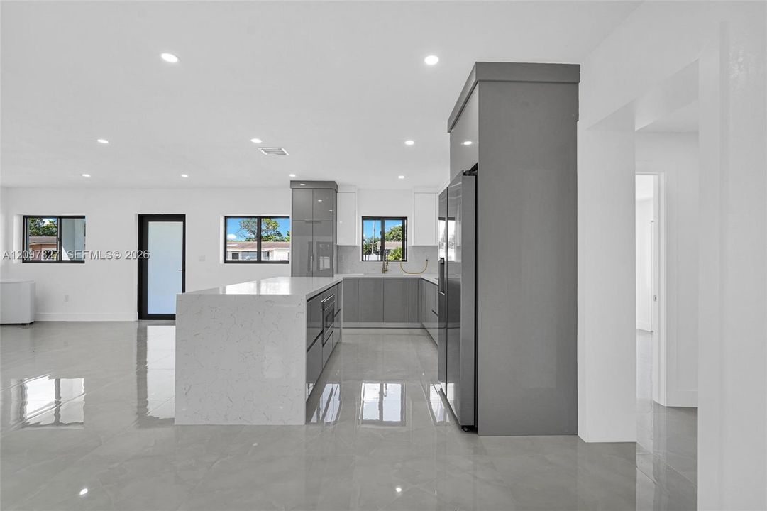 Recently Sold: $715,000 (5 beds, 4 baths, 1546 Square Feet)