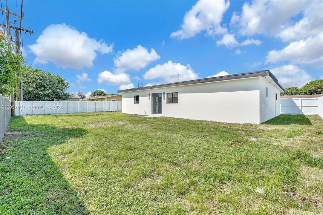 Recently Sold: $715,000 (5 beds, 4 baths, 1546 Square Feet)
