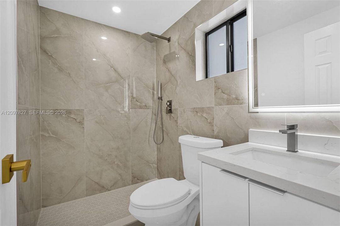 Recently Sold: $715,000 (5 beds, 4 baths, 1546 Square Feet)