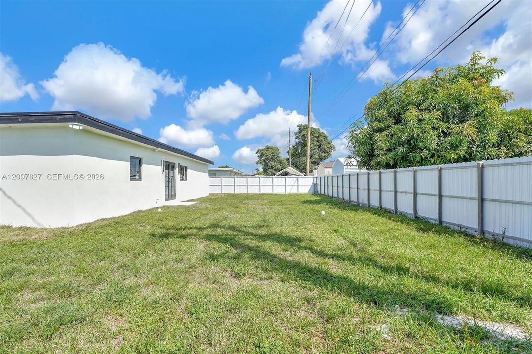 Recently Sold: $715,000 (5 beds, 4 baths, 1546 Square Feet)