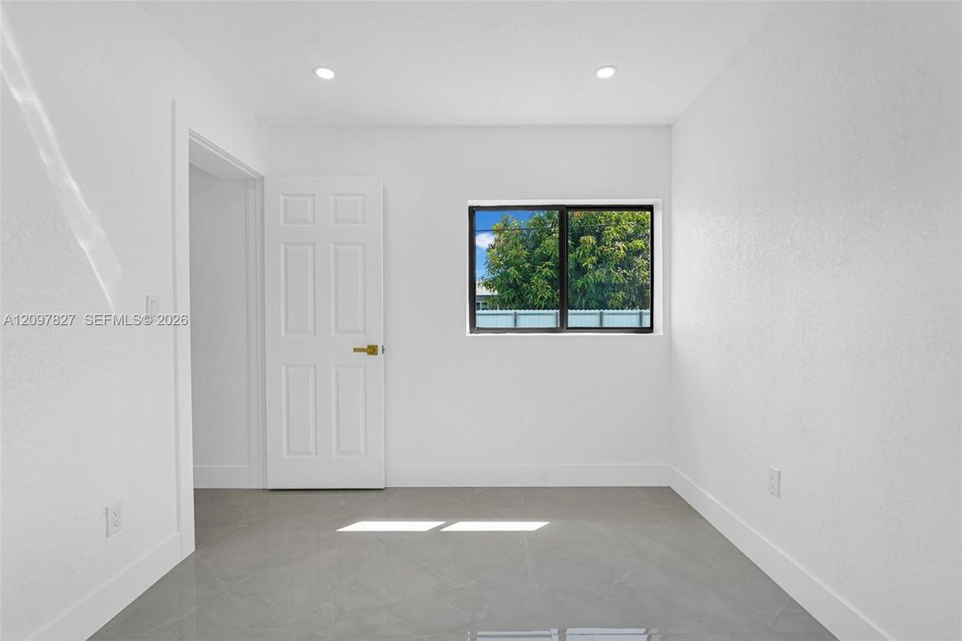 Recently Sold: $715,000 (5 beds, 4 baths, 1546 Square Feet)