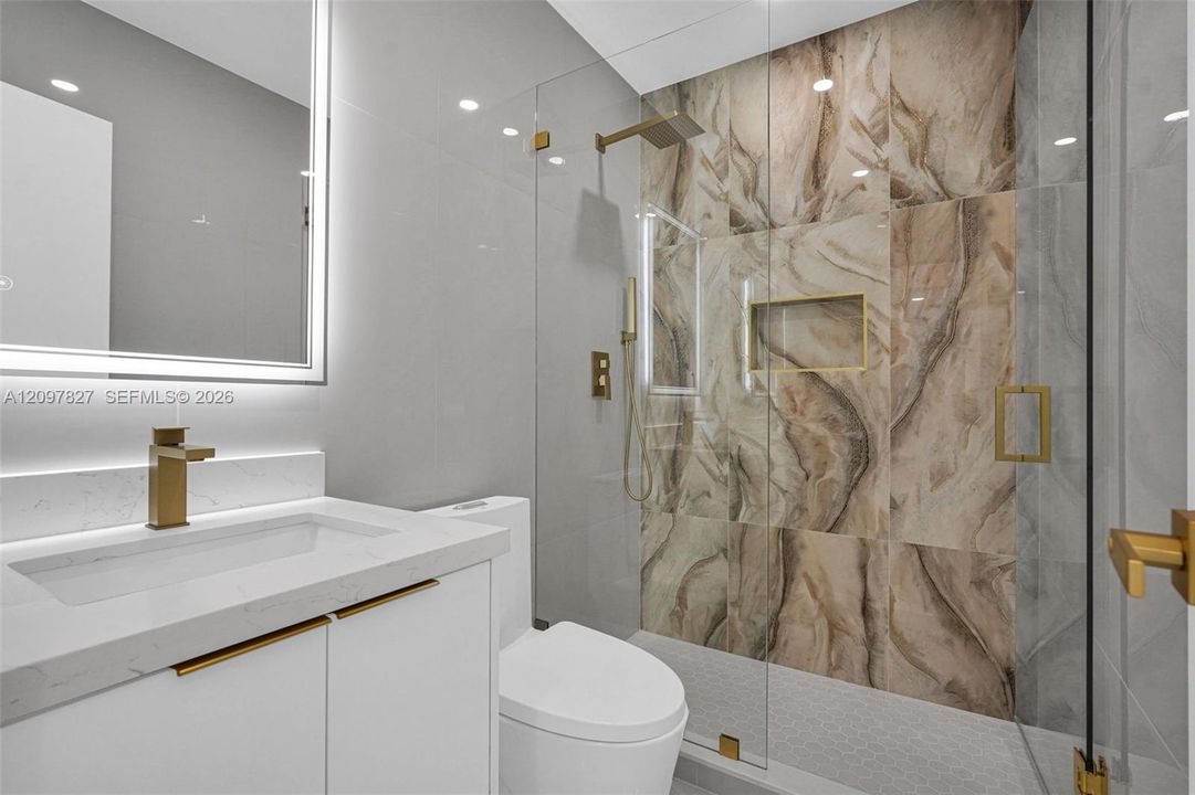 Recently Sold: $715,000 (5 beds, 4 baths, 1546 Square Feet)